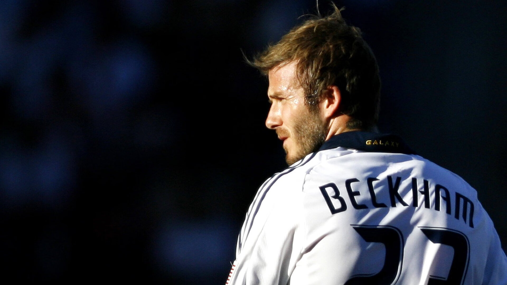 地方政府加大足球基础设施建设投入，为青少年提供优质比赛场地