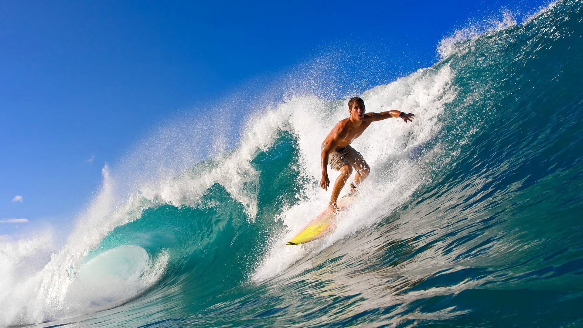 夜幕灯光轮滑表演,城市街头的青春舞台,深夜轮滑