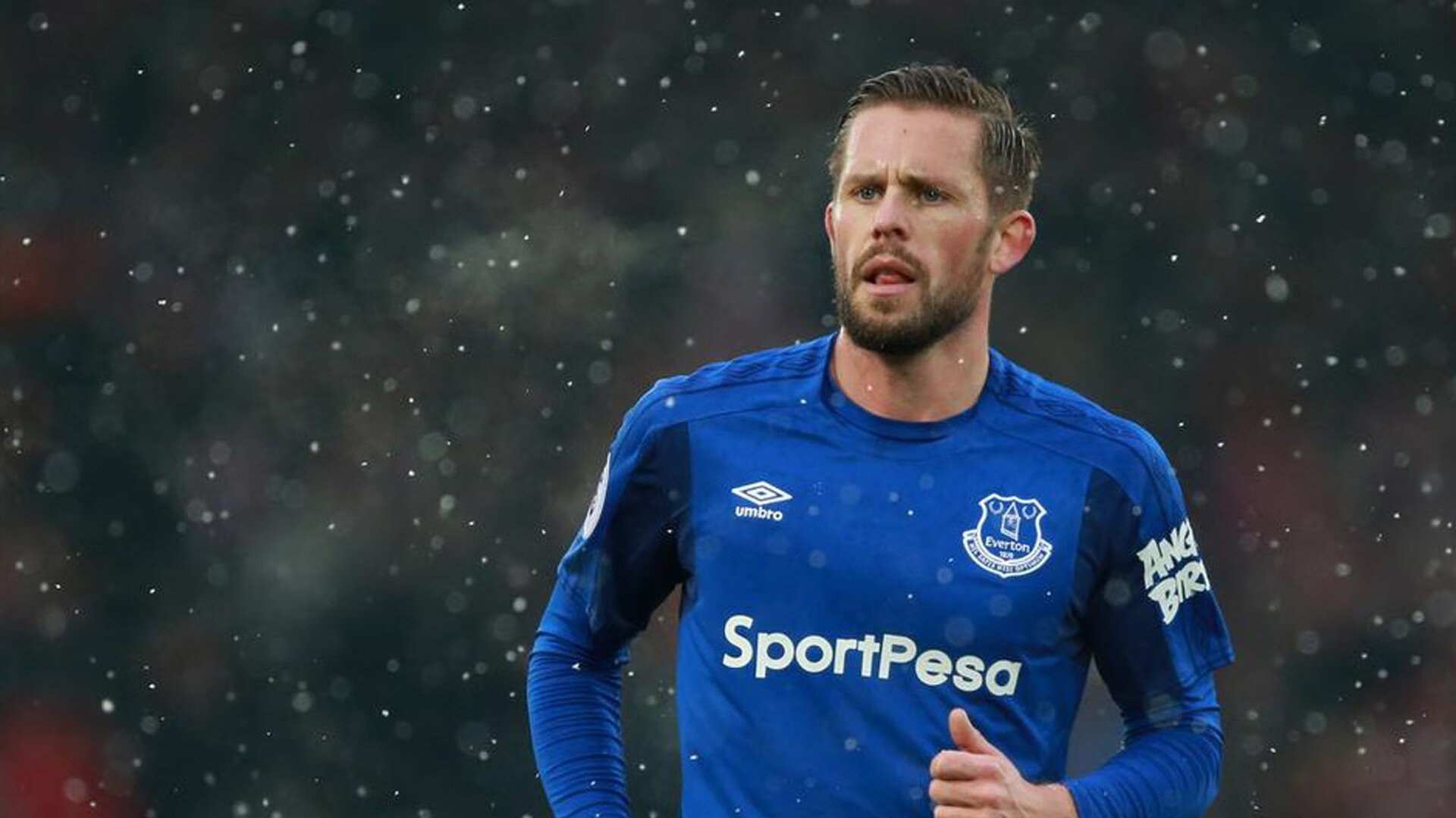 爱游戏在线登录-球迷投票：年度最令人振奋的瞬间你心中哪一幕？，球迷的疯狂举动